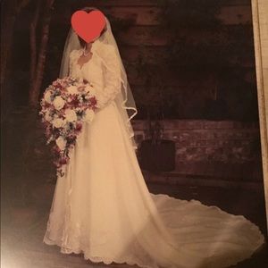 BEAUTIFUL VINTAGE WEDDING GOWN
